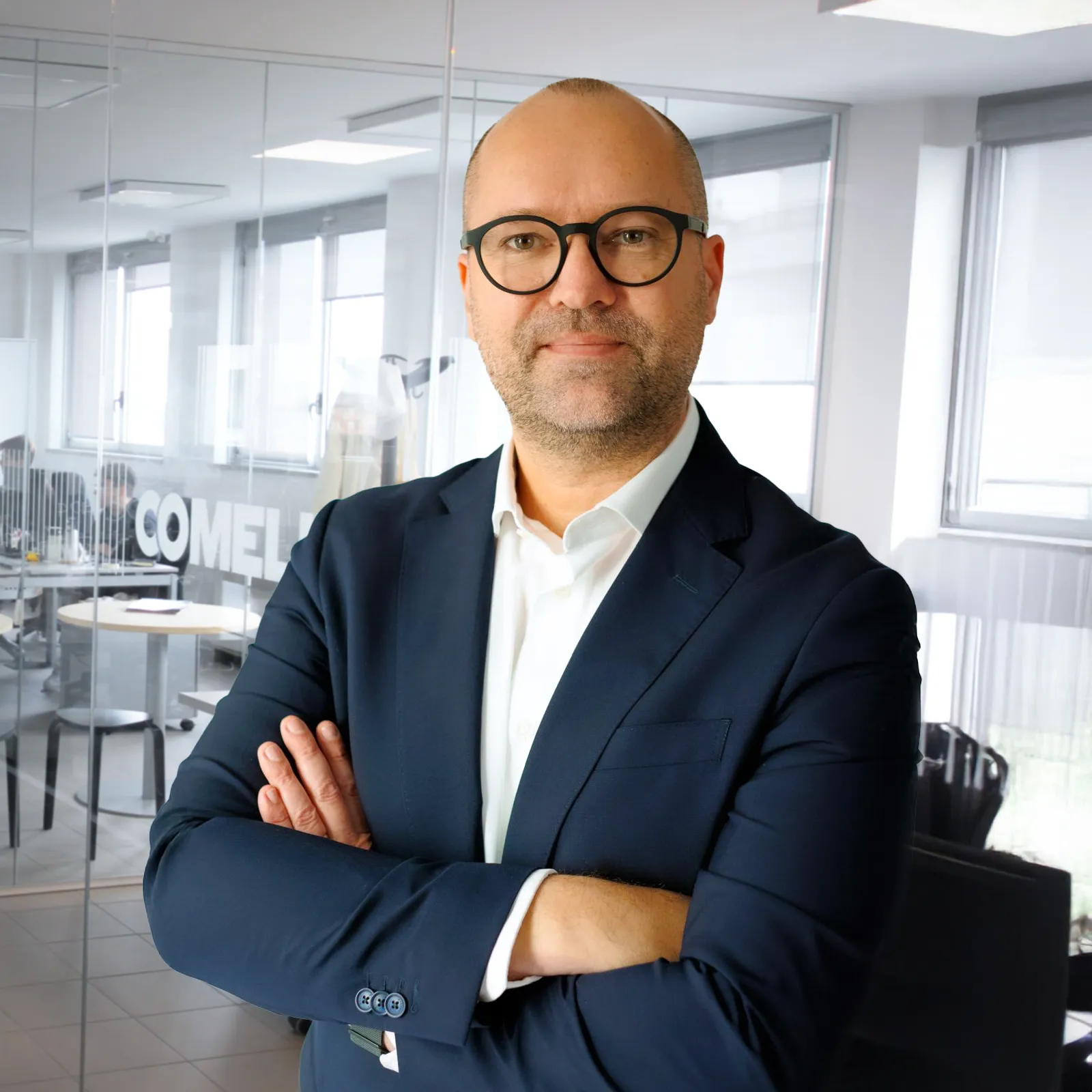 Een professionele portretfoto van Francesco Franchini, de nieuwe Deputy General Manager van Comelit Group